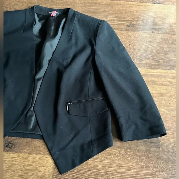 Women's Black Cropped Blazer - Picture 3 of 9